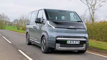 Kia PV5 Passenger, вид спереди три четверти